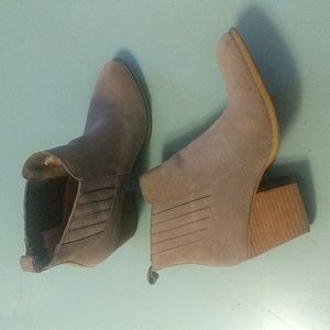 Crown Vintage brand Lasso style taupe suede heeled boots in sz. 9M